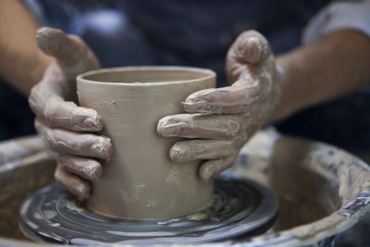 陶芸体験をする人